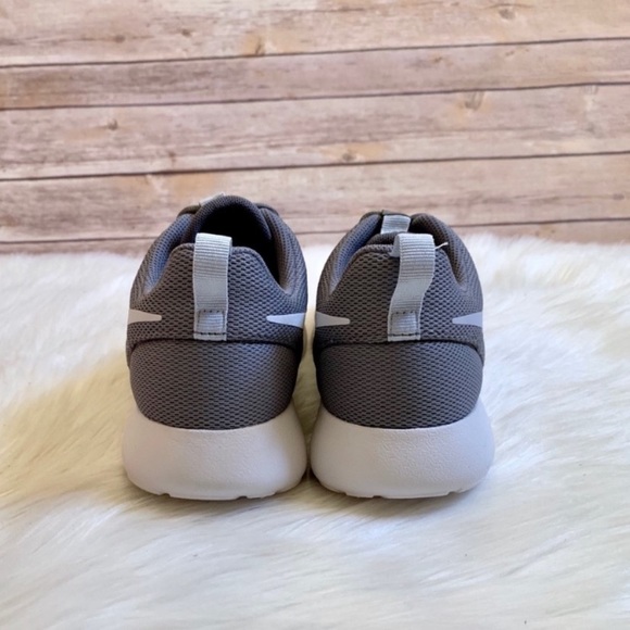 Nike Roshe One Sneakers In Grey/Platinum - Picture 7 of 8